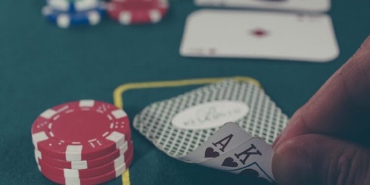 Common Pros and Cons of Online Gambling
